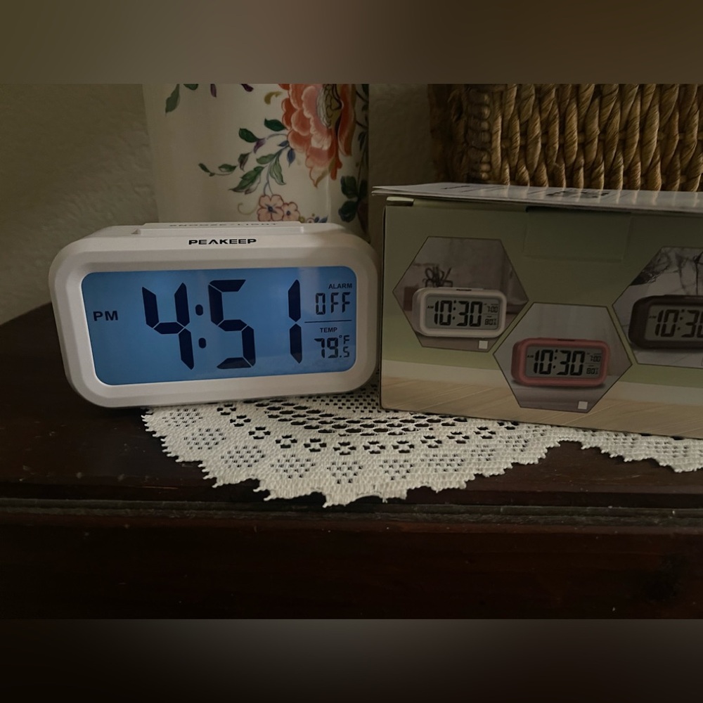 NWT in Box Peakeep Night Light Digital Alarm Clock Batteries Included White